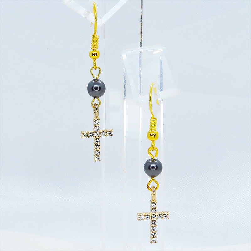 ゴールドカラー ラインストーンが輝くロザリオとスワロフスキーパール(ガンメタル)のコンパクトなピアス サージカル可