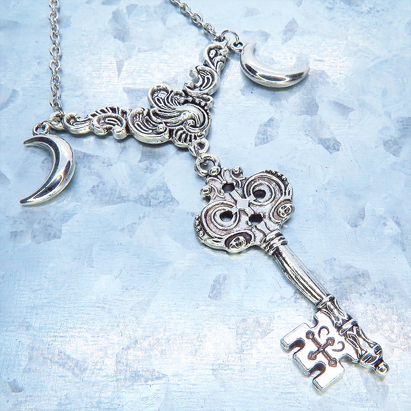 アンティークシルバー カギと三日月のゴシック調ペンダントネックレス アジャスター可