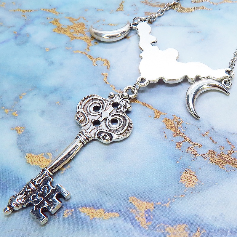 アンティークシルバー カギと三日月のゴシック調ペンダントネックレス アジャスター可