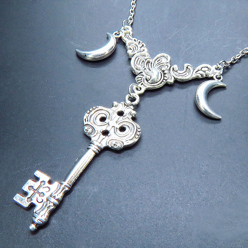 アンティークシルバー カギと三日月のゴシック調ペンダントネックレス アジャスター可