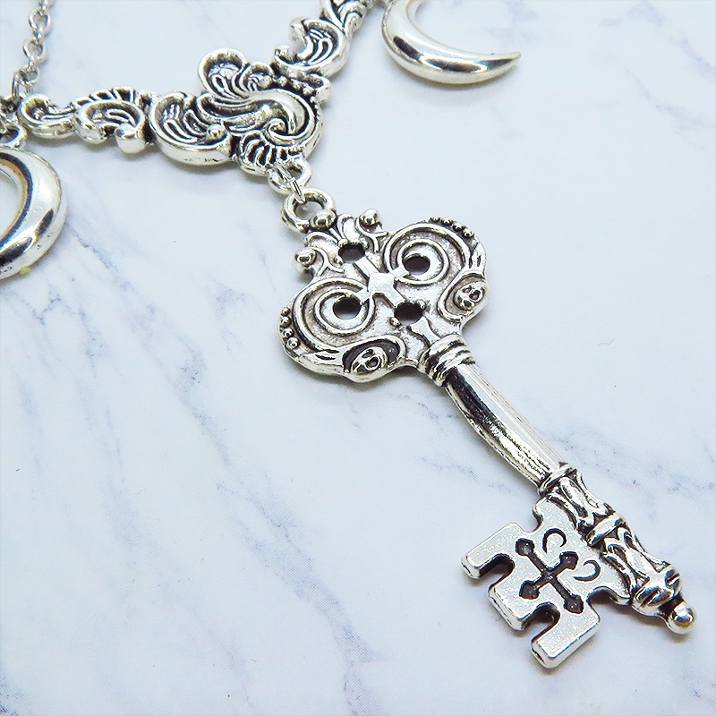 アンティークシルバー カギと三日月のゴシック調ペンダントネックレス アジャスター可