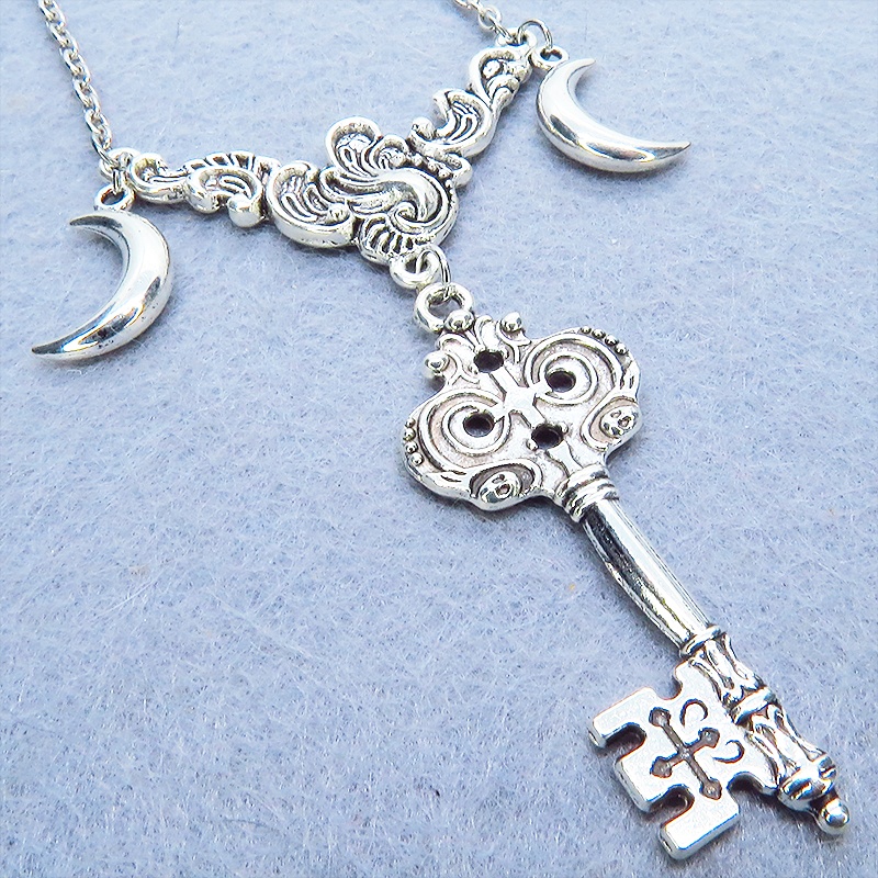 アンティークシルバー カギと三日月のゴシック調ペンダントネックレス アジャスター可