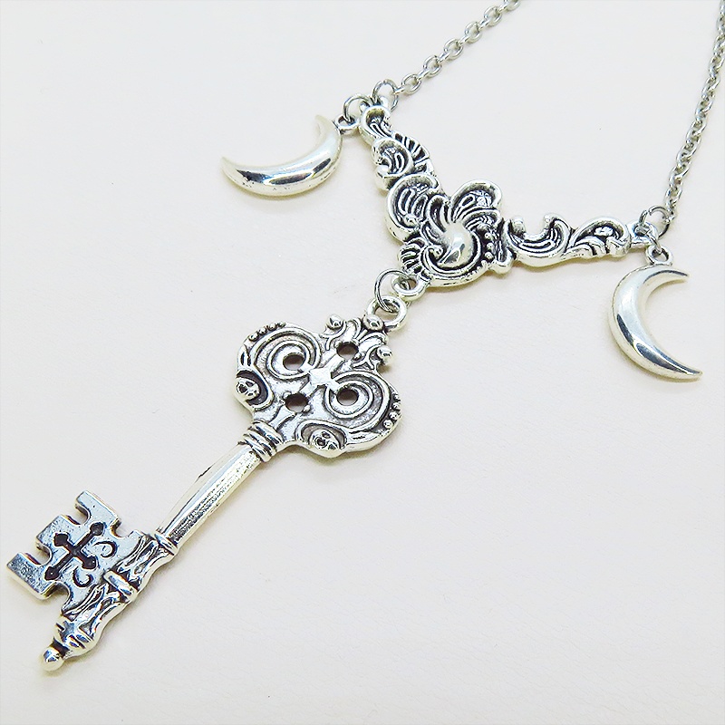アンティークシルバー カギと三日月のゴシック調ペンダントネックレス アジャスター可
