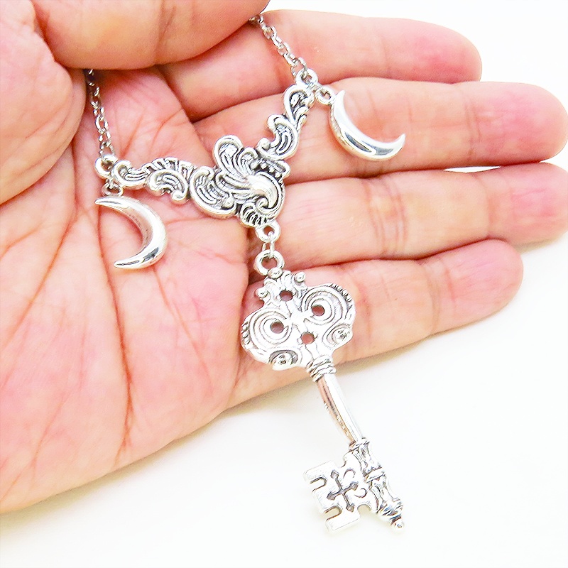 アンティークシルバー カギと三日月のゴシック調ペンダントネックレス アジャスター可
