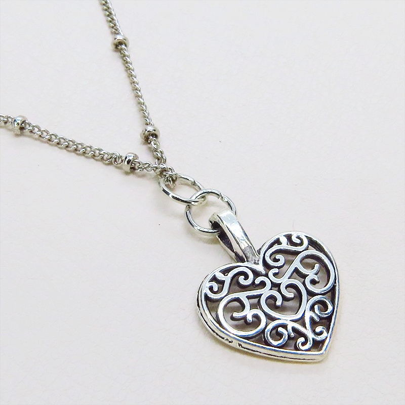 アンティークシルバー アラベスク調透かしのハートモチーフのブレスレット メタルビーズ付チェーン