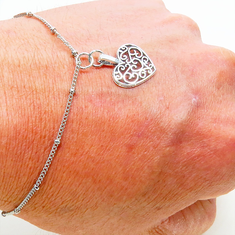 アンティークシルバー アラベスク調透かしのハートモチーフのブレスレット メタルビーズ付チェーン