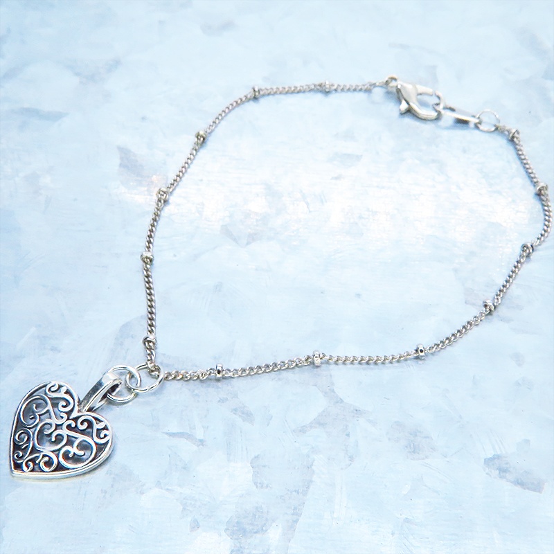 アンティークシルバー アラベスク調透かしのハートモチーフのブレスレット メタルビーズ付チェーン