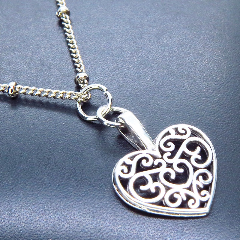 アンティークシルバー アラベスク調透かしのハートモチーフのブレスレット メタルビーズ付チェーン