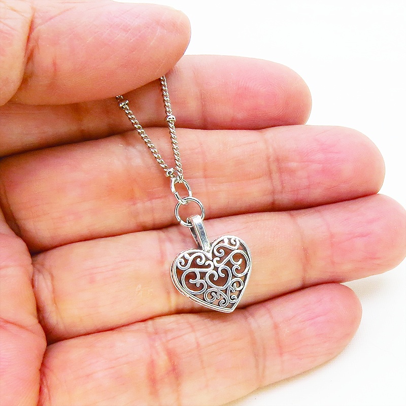 アンティークシルバー アラベスク調透かしのハートモチーフのブレスレット メタルビーズ付チェーン