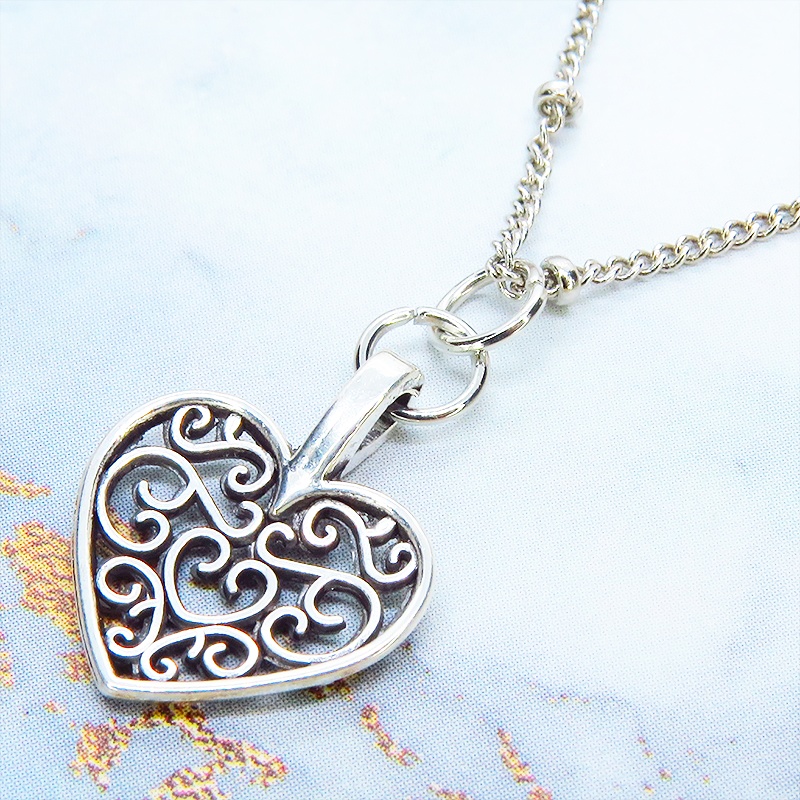 アンティークシルバー アラベスク調透かしのハートモチーフのブレスレット メタルビーズ付チェーン