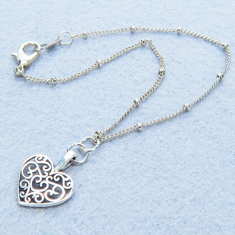 アンティークシルバー アラベスク調透かしのハートモチーフのブレスレット メタルビーズ付チェーン