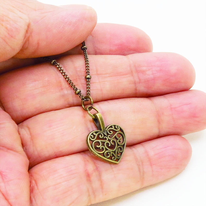 アンティークゴールド アラベスク調透かしのハートモチーフのブレスレット メタルビーズ付チェーン