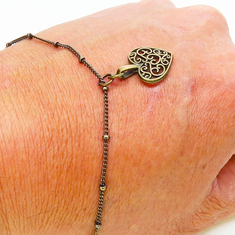 アンティークゴールド アラベスク調透かしのハートモチーフのブレスレット メタルビーズ付チェーン