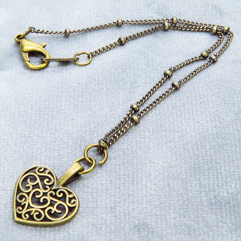 アンティークゴールド アラベスク調透かしのハートモチーフのブレスレット メタルビーズ付チェーン