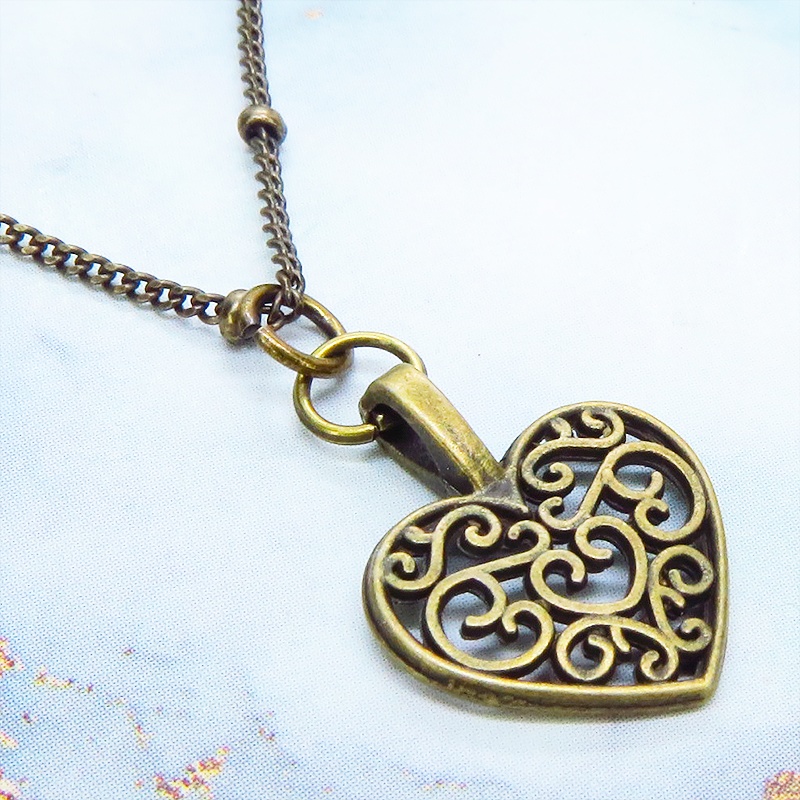アンティークゴールド アラベスク調透かしのハートモチーフのブレスレット メタルビーズ付チェーン