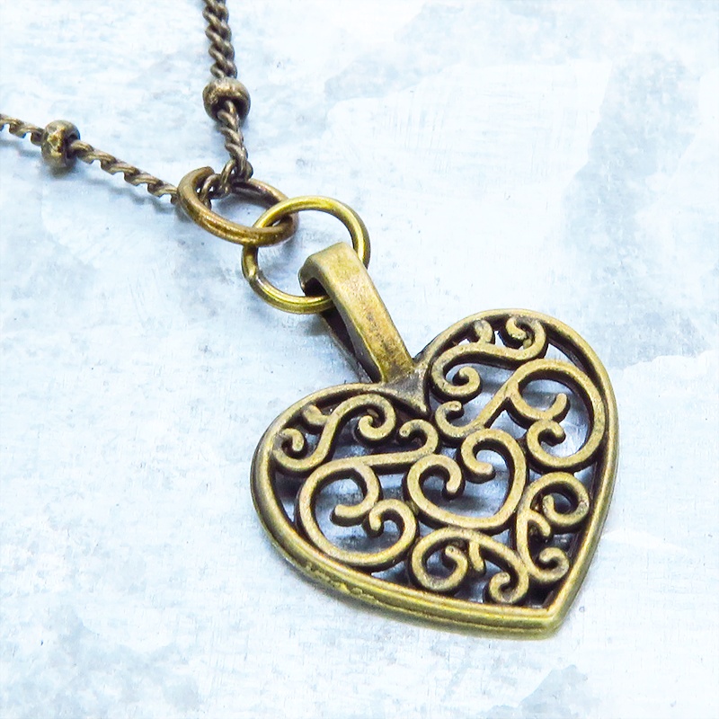 アンティークゴールド アラベスク調透かしのハートモチーフのブレスレット メタルビーズ付チェーン