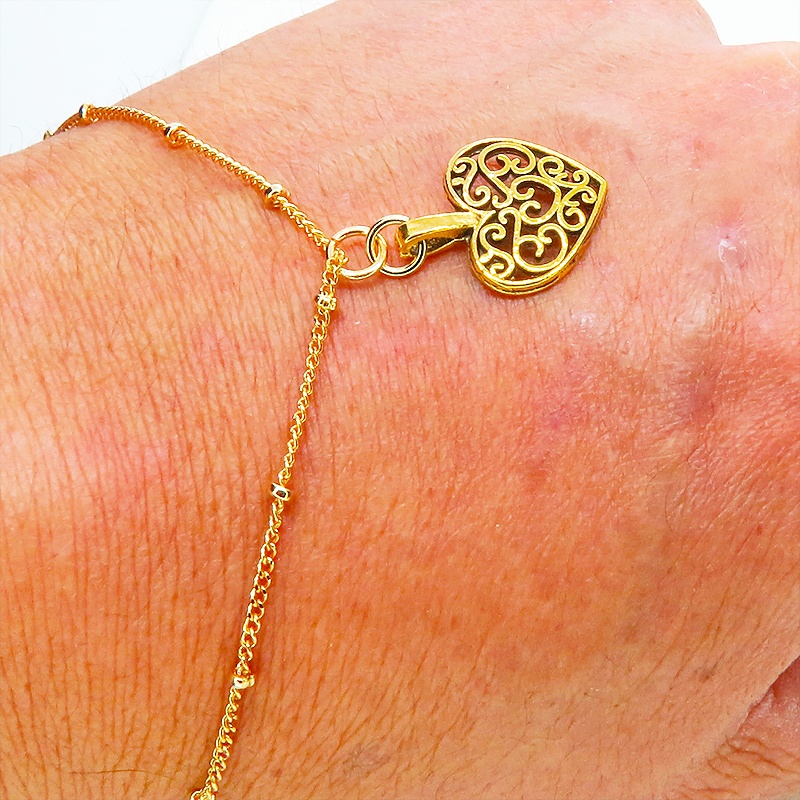 ゴールドカラー アラベスク調透かしのハートモチーフのブレスレット メタルビーズ付チェーン