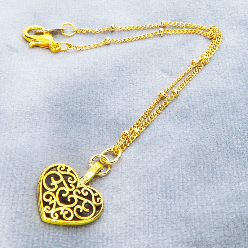 ゴールドカラー アラベスク調透かしのハートモチーフのブレスレット メタルビーズ付チェーン
