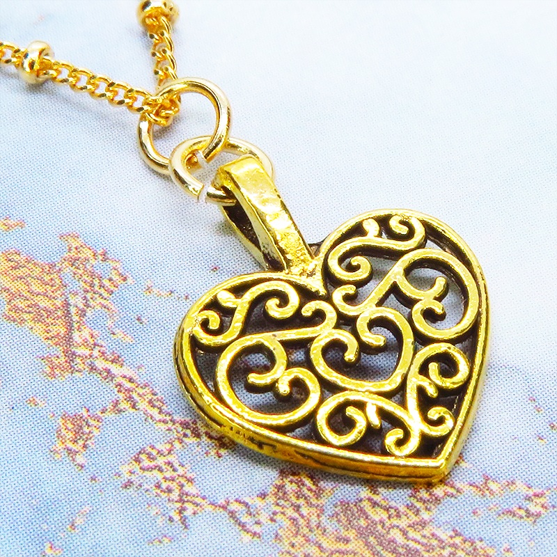 ゴールドカラー アラベスク調透かしのハートモチーフのブレスレット メタルビーズ付チェーン