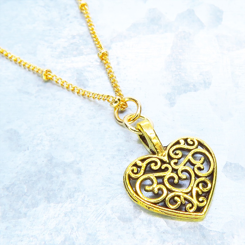 ゴールドカラー アラベスク調透かしのハートモチーフのブレスレット メタルビーズ付チェーン