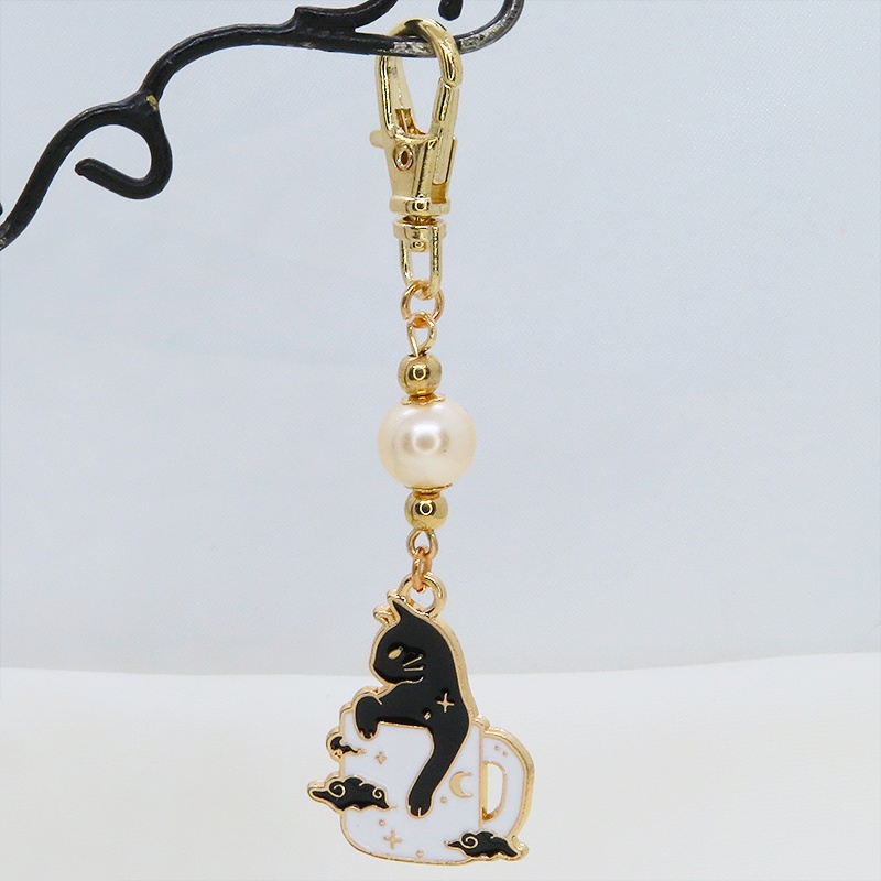 白いマグカップでくつろぐ黒猫チャームとベージュカラービーズのキーホルダー 金具変更可