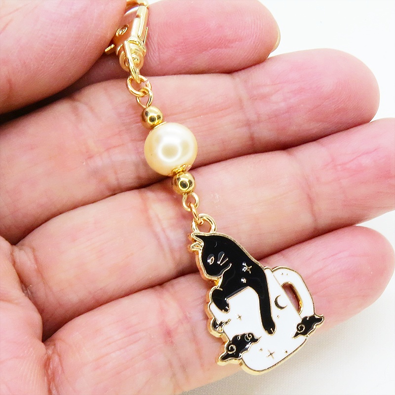 白いマグカップでくつろぐ黒猫チャームとベージュカラービーズのキーホルダー 金具変更可