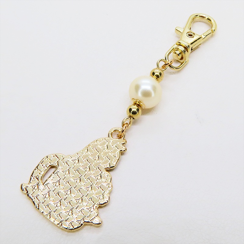 白いマグカップでくつろぐ黒猫チャームとベージュカラービーズのキーホルダー 金具変更可