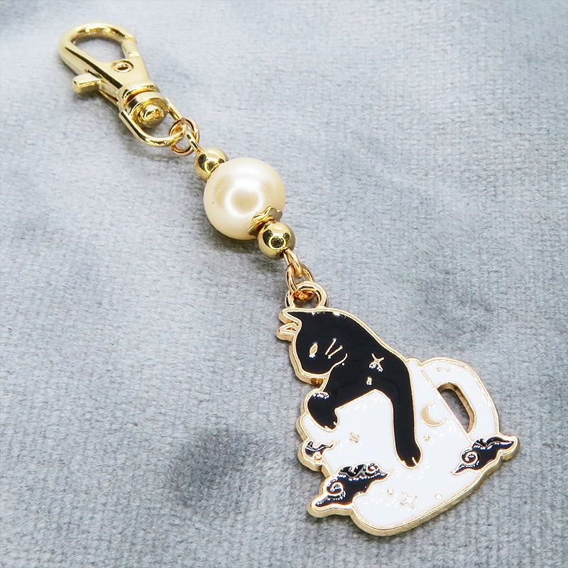 白いマグカップでくつろぐ黒猫チャームとベージュカラービーズのキーホルダー 金具変更可