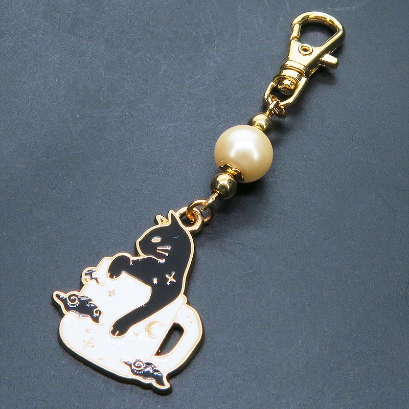 白いマグカップでくつろぐ黒猫チャームとベージュカラービーズのキーホルダー 金具変更可