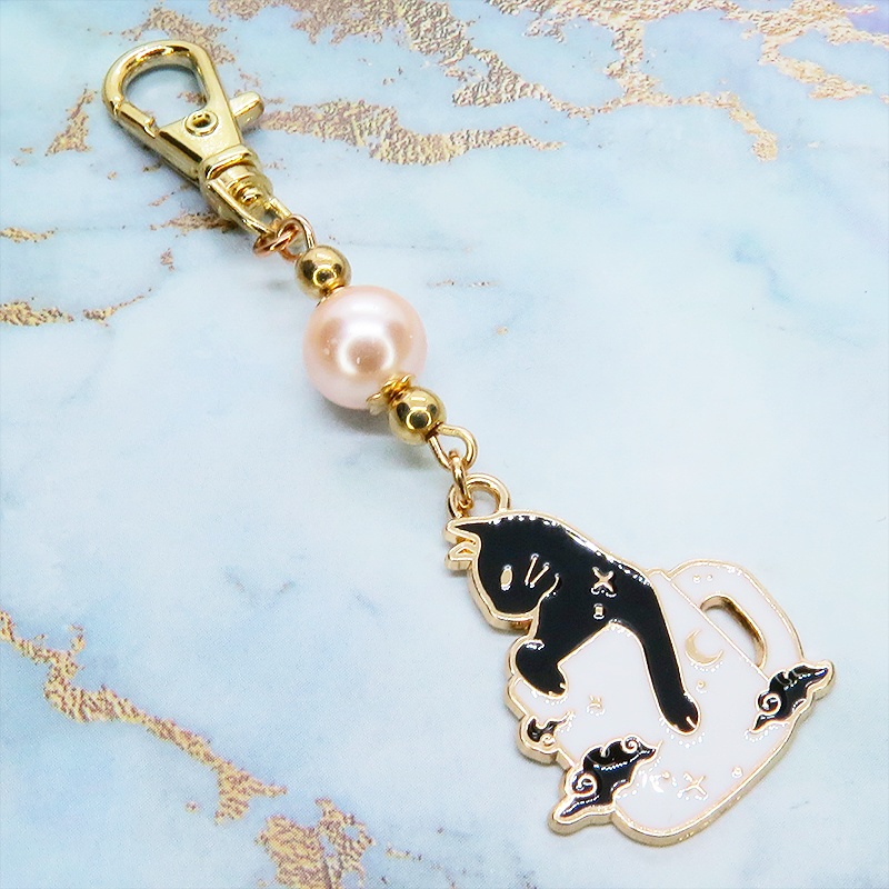 白いマグカップでくつろぐ黒猫チャームとコーラルピンクビーズのキーホルダー 金具変更可