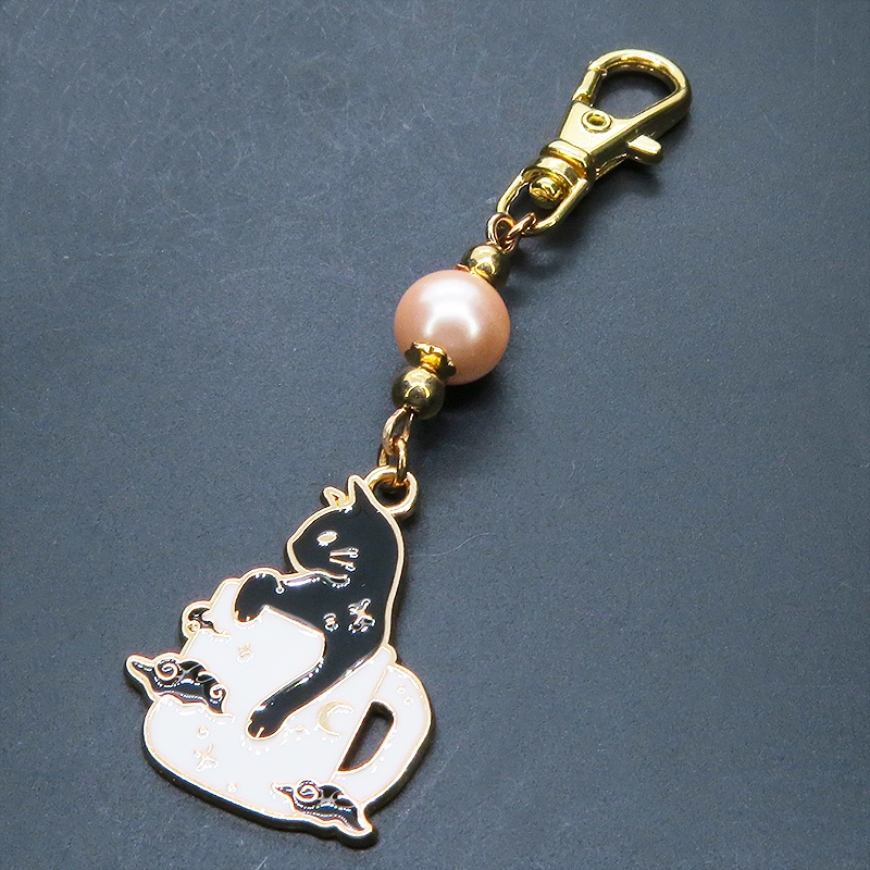 白いマグカップでくつろぐ黒猫チャームとコーラルピンクビーズのキーホルダー 金具変更可