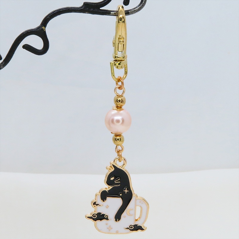 白いマグカップでくつろぐ黒猫チャームとコーラルピンクビーズのキーホルダー 金具変更可