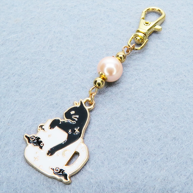 白いマグカップでくつろぐ黒猫チャームとコーラルピンクビーズのキーホルダー 金具変更可