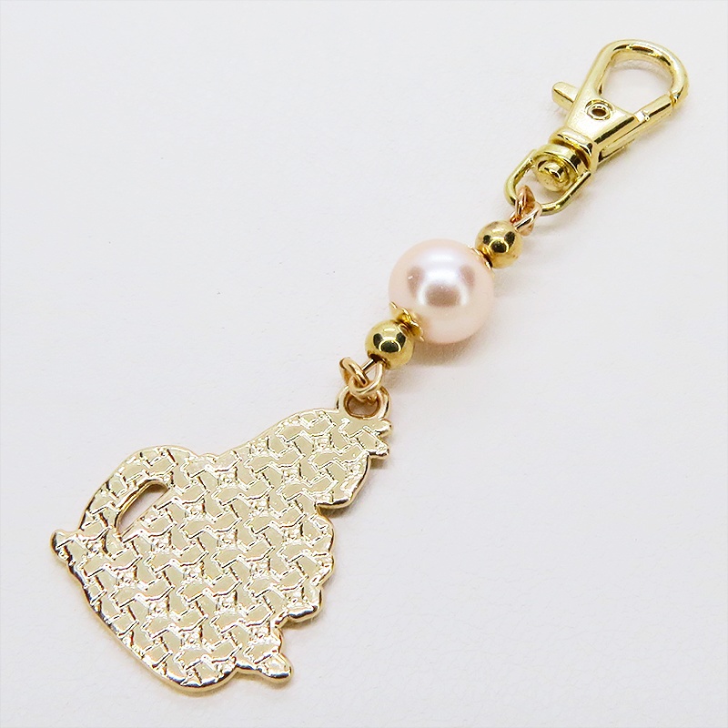 白いマグカップでくつろぐ黒猫チャームとコーラルピンクビーズのキーホルダー 金具変更可