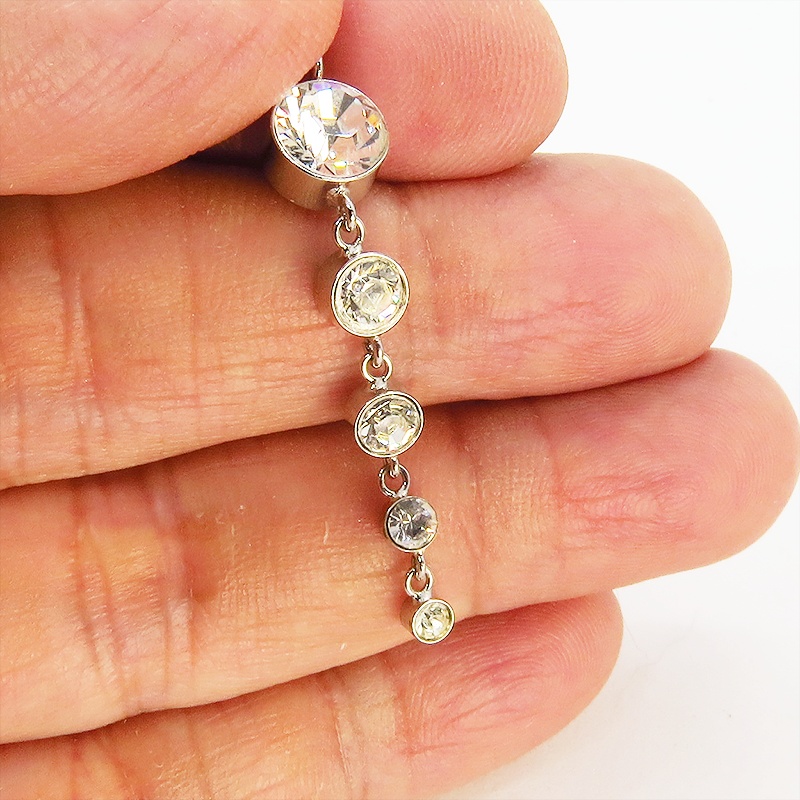 大きさの異なる5連のラインストーンが揺れるエレガントなネックレス フォーマル アジャスター付 長さ変更可