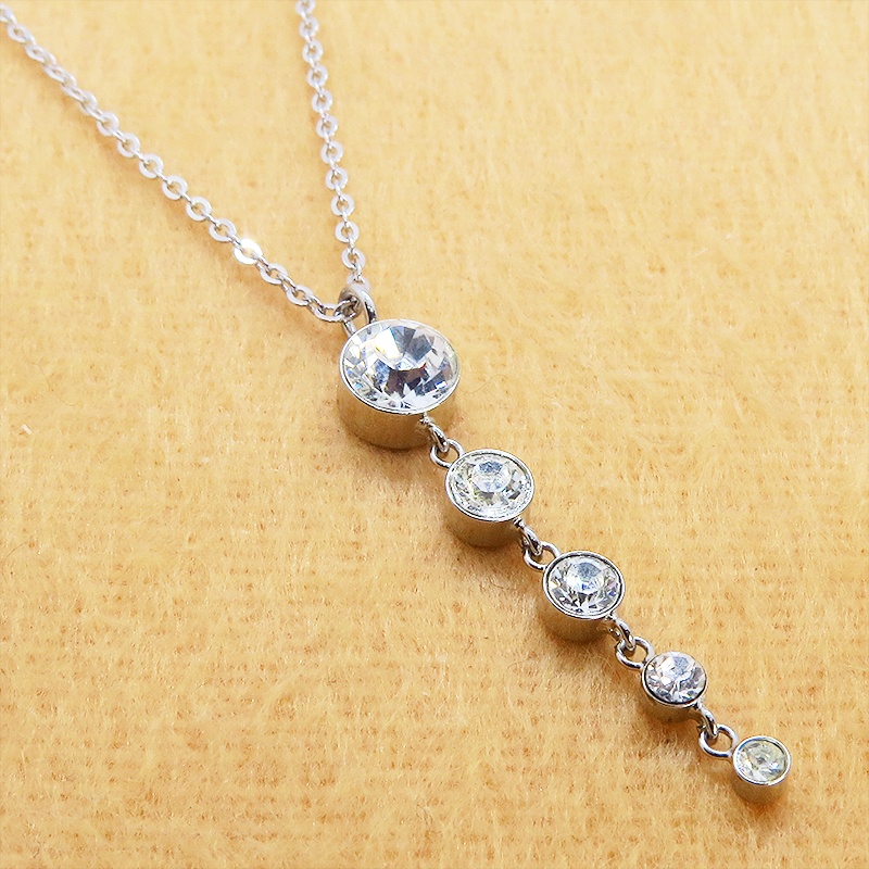 大きさの異なる5連のラインストーンが揺れるエレガントなネックレス フォーマル アジャスター付 長さ変更可