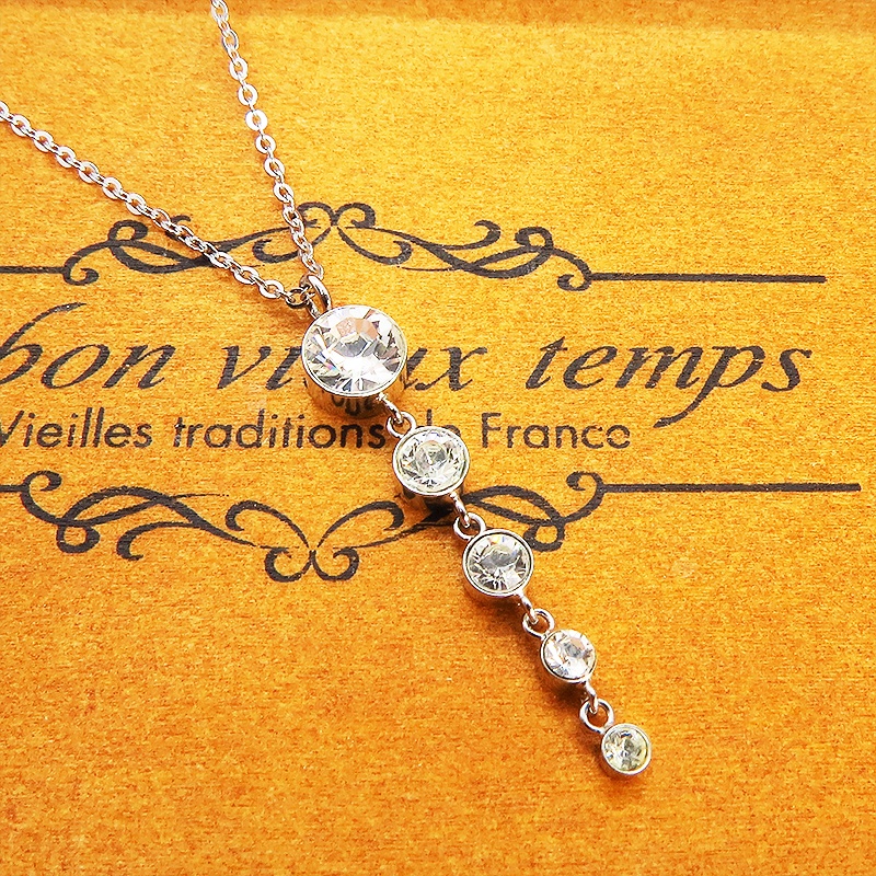 大きさの異なる5連のラインストーンが揺れるエレガントなネックレス フォーマル アジャスター付 長さ変更可