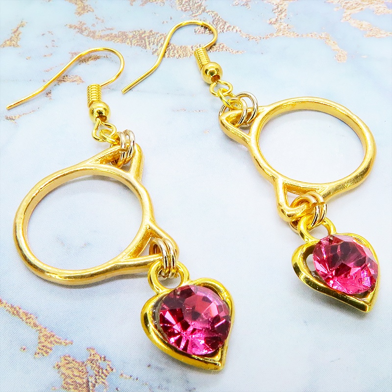 ゴールドカラー 猫フェイスフレームにクリスタルハート(マゼンタ)をつりさげた大人可愛いピアス サージカル可