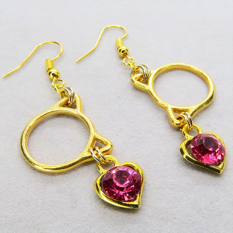 ゴールドカラー 猫フェイスフレームにクリスタルハート(マゼンタ)をつりさげた大人可愛いピアス サージカル可