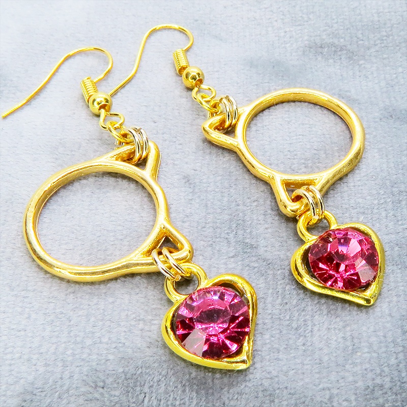 ゴールドカラー 猫フェイスフレームにクリスタルハート(マゼンタ)をつりさげた大人可愛いピアス サージカル可