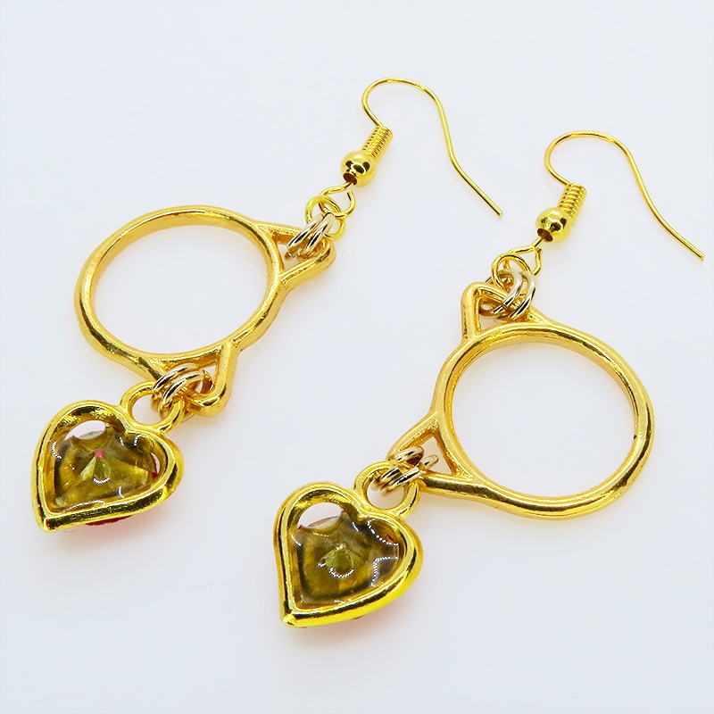 ゴールドカラー 猫フェイスフレームにクリスタルハート(マゼンタ)をつりさげた大人可愛いピアス サージカル可