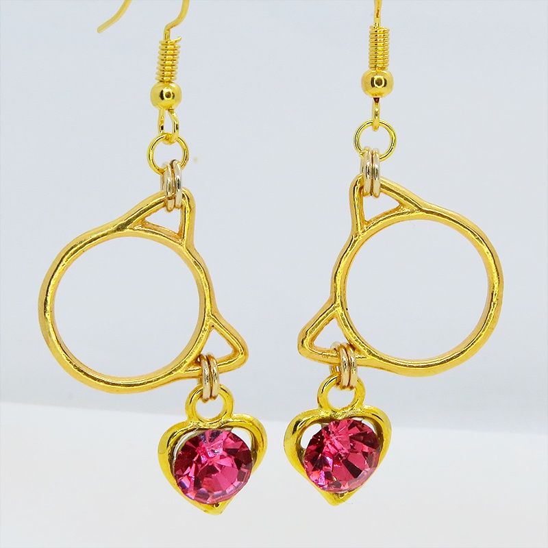 ゴールドカラー 猫フェイスフレームにクリスタルハート(マゼンタ)をつりさげた大人可愛いピアス サージカル可