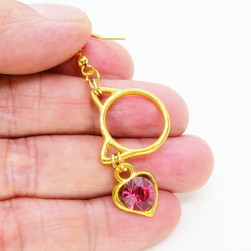 ゴールドカラー 猫フェイスフレームにクリスタルハート(マゼンタ)をつりさげた大人可愛いピアス サージカル可