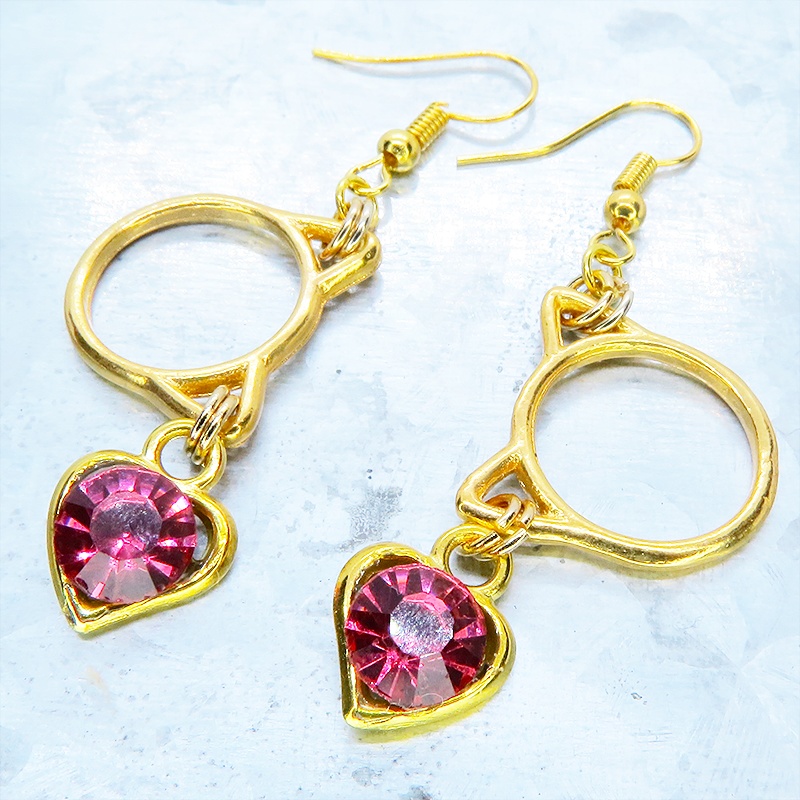 ゴールドカラー 猫フェイスフレームにクリスタルハート(マゼンタ)をつりさげた大人可愛いピアス サージカル可
