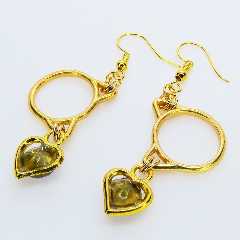 ゴールドカラー 猫フェイスフレームにクリスタルハート(ヴァイオレット)をつりさげた大人可愛いピアス サージカル可