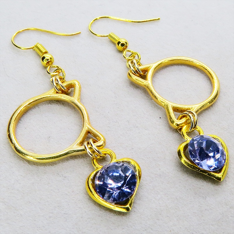 ゴールドカラー 猫フェイスフレームにクリスタルハート(ヴァイオレット)をつりさげた大人可愛いピアス サージカル可