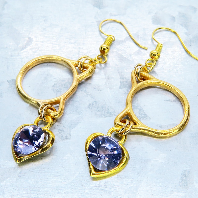 ゴールドカラー 猫フェイスフレームにクリスタルハート(ヴァイオレット)をつりさげた大人可愛いピアス サージカル可