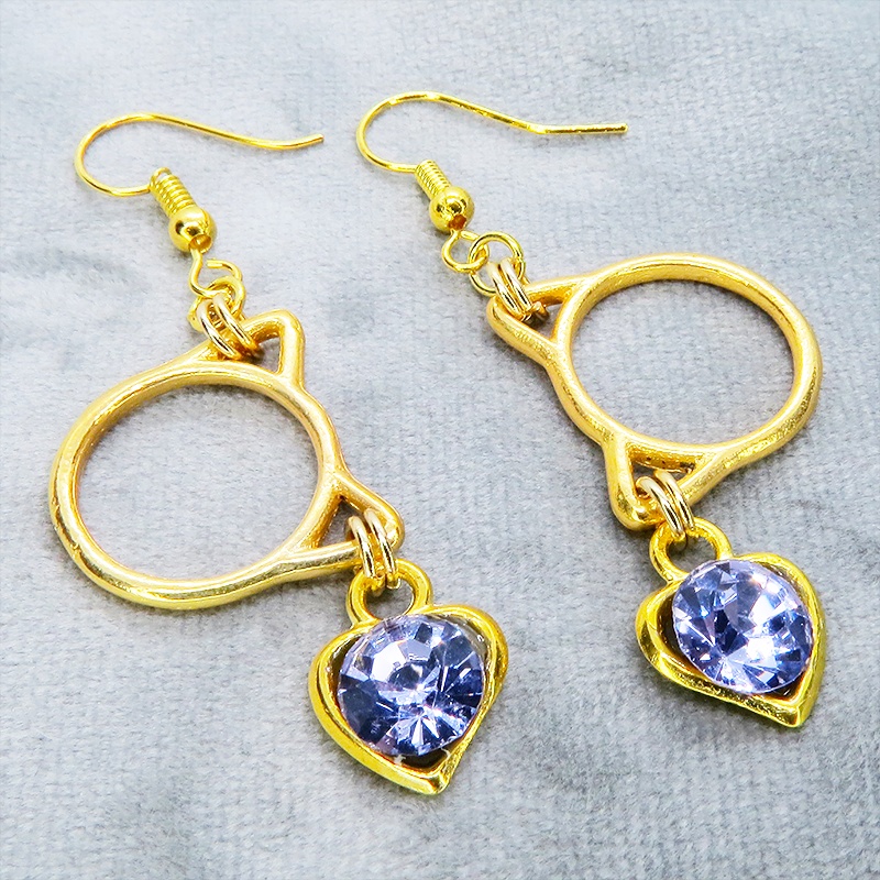 ゴールドカラー 猫フェイスフレームにクリスタルハート(ヴァイオレット)をつりさげた大人可愛いピアス サージカル可