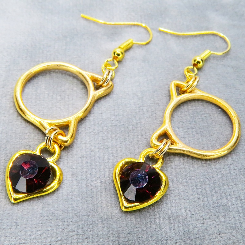 ゴールドカラー 猫フェイスフレームにクリスタルハート(ガーネット)をつりさげた大人可愛いピアス サージカル可