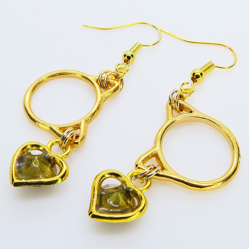 ゴールドカラー 猫フェイスフレームにクリスタルハート(ガーネット)をつりさげた大人可愛いピアス サージカル可